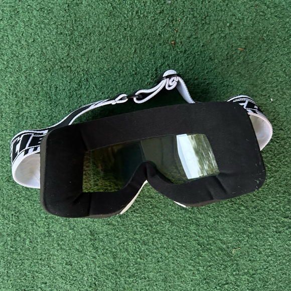 Snow goggles. Castle brand with adjustable strap and drawstring carrying case. - Picture 8 of 10